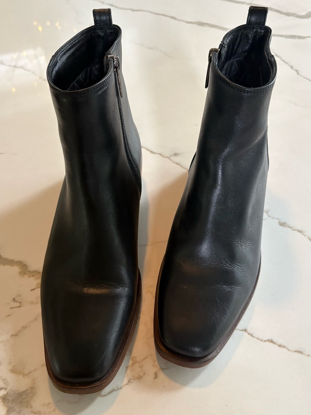 Aquatalia Women’s Black Leather Zip Ankle Boots size 10 Weatherproof.